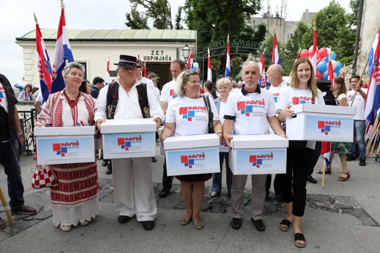 'NAROD ODLUČUJE' U SABORU: U narodnim no&scaron;njama predali kutije s potpisima za zahtjev za raspisivanje referenduma