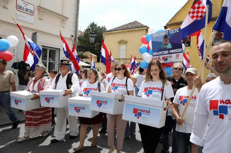 'NAROD ODLUČUJE' U SABORU: U narodnim no&scaron;njama predali kutije s potpisima za zahtjev za raspisivanje referenduma