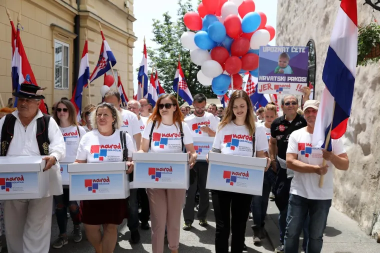 'NAROD ODLUČUJE' U SABORU: U narodnim no&scaron;njama predali kutije s potpisima za zahtjev za raspisivanje referenduma