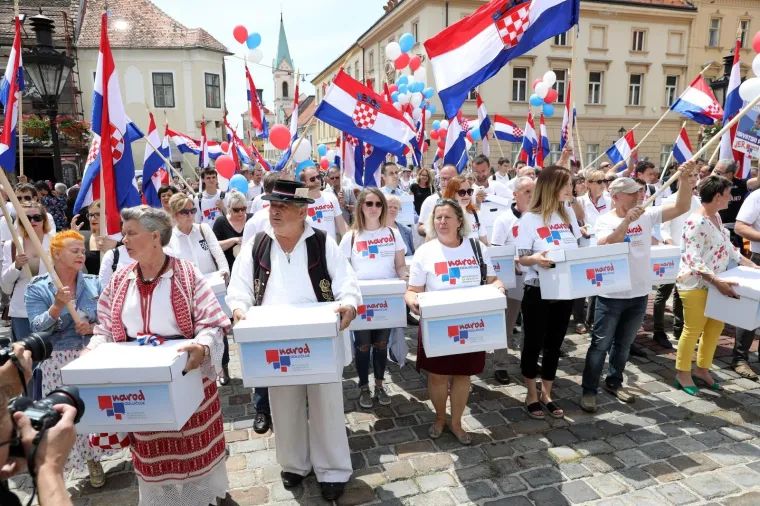 'NAROD ODLUČUJE' U SABORU: U narodnim no&scaron;njama predali kutije s potpisima za zahtjev za raspisivanje referenduma