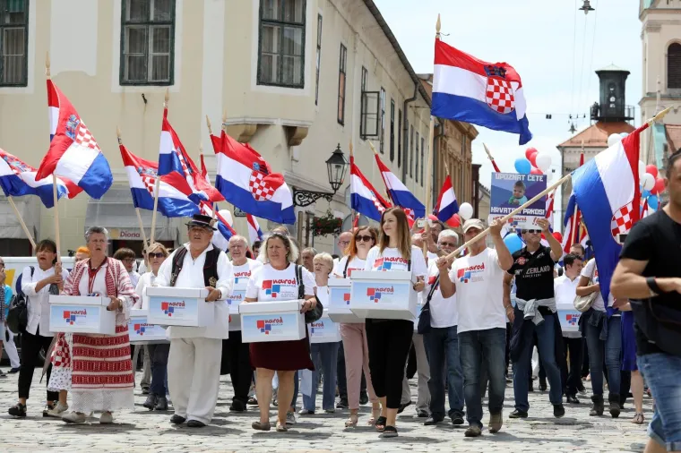 'NAROD ODLUČUJE' U SABORU: U narodnim no&scaron;njama predali kutije s potpisima za zahtjev za raspisivanje referenduma