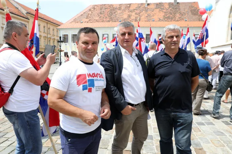 'NAROD ODLUČUJE' U SABORU: U narodnim no&scaron;njama predali kutije s potpisima za zahtjev za raspisivanje referenduma