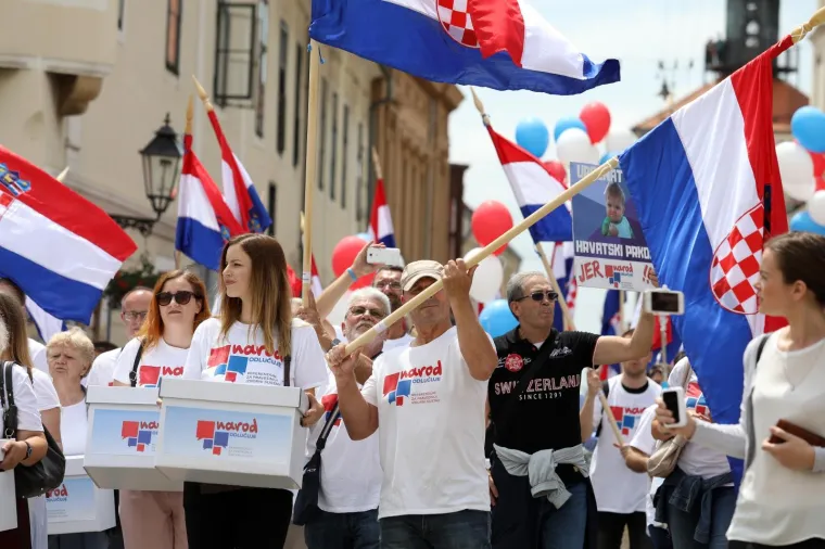 'NAROD ODLUČUJE' U SABORU: U narodnim no&scaron;njama predali kutije s potpisima za zahtjev za raspisivanje referenduma
