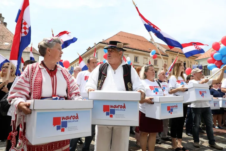 'NAROD ODLUČUJE' U SABORU: U narodnim no&scaron;njama predali kutije s potpisima za zahtjev za raspisivanje referenduma