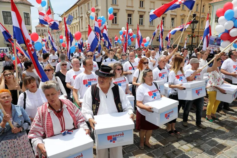'NAROD ODLUČUJE' U SABORU: U narodnim no&scaron;njama predali kutije s potpisima za zahtjev za raspisivanje referenduma