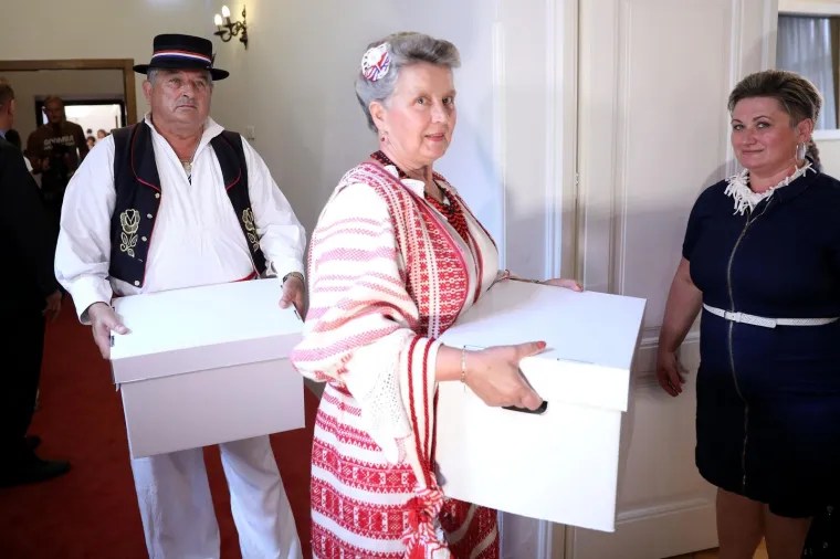 'NAROD ODLUČUJE' U SABORU: U narodnim no&scaron;njama predali kutije s potpisima za zahtjev za raspisivanje referenduma