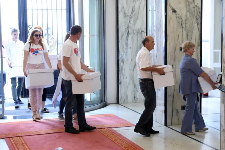 'NAROD ODLUČUJE' U SABORU: U narodnim no&scaron;njama predali kutije s potpisima za zahtjev za raspisivanje referenduma