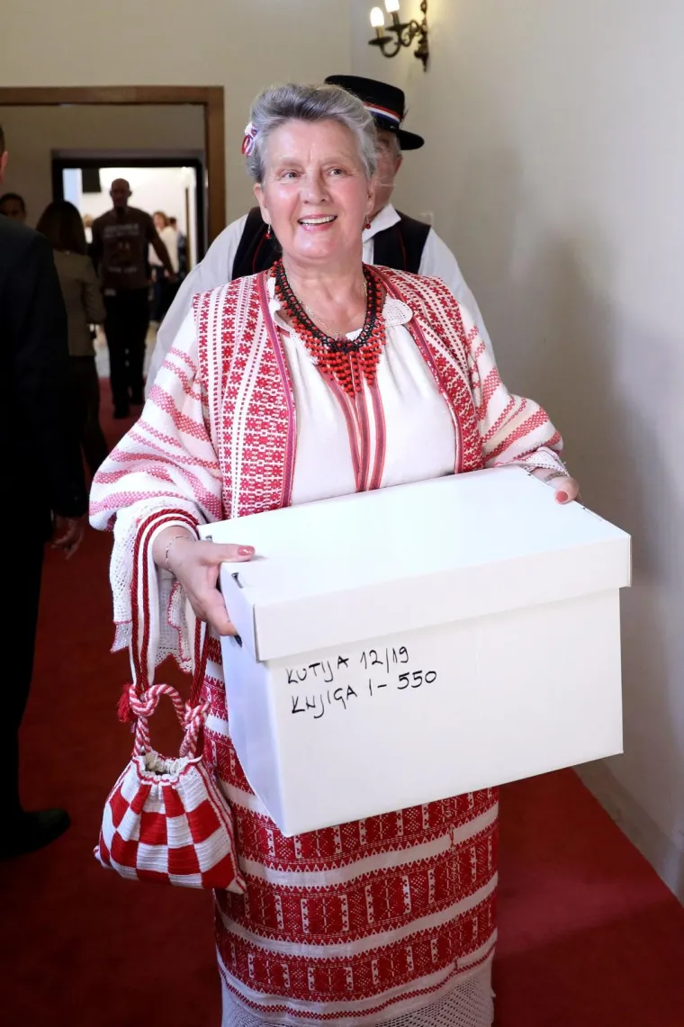 'NAROD ODLUČUJE' U SABORU: U narodnim no&scaron;njama predali kutije s potpisima za zahtjev za raspisivanje referenduma