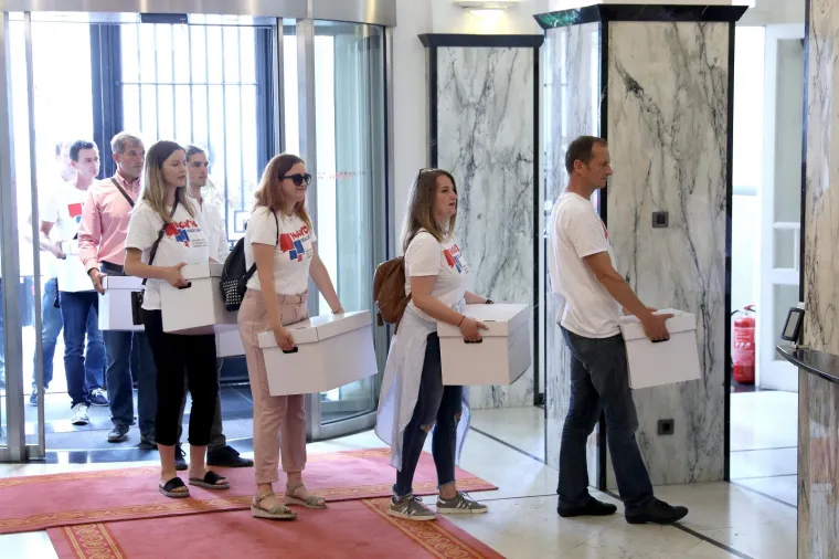 'NAROD ODLUČUJE' U SABORU: U narodnim no&scaron;njama predali kutije s potpisima za zahtjev za raspisivanje referenduma