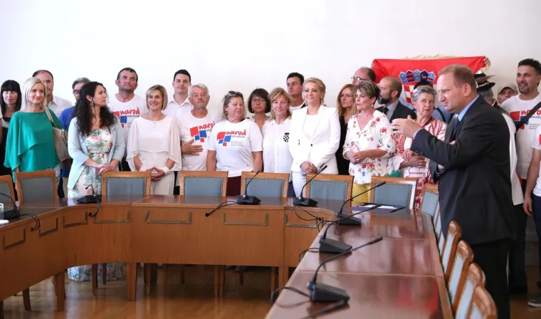 Građanska inicijativa Narod odlučuje predala je potpise Hrvatskom saboru kojim traži referendum o promjeni izbornog sustava.