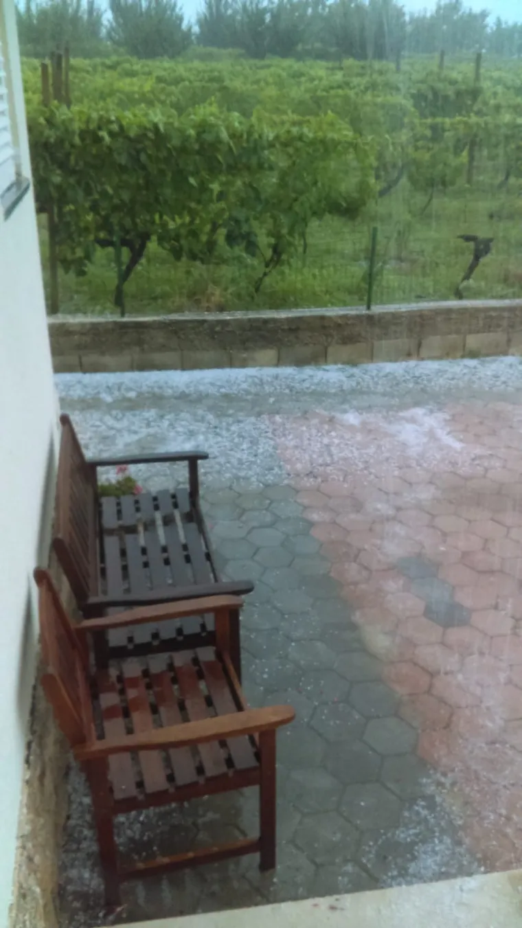 Tuče je bilo u Lugu u općini Proložac u gradu Imotskom. U Krstaticama u zaseoku Gornji Gudelji tuča je uni&scaron;tila povrtlarske kulture i lozu. Zapravo, jo&scaron; se sa sigurno&scaron;ću i ne može znati obim &scaron;tete.
Nevrijeme je trajalo svega petnaestak minuta.