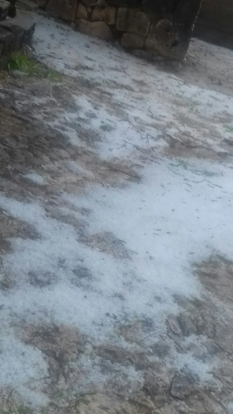 Tuče je bilo u Lugu u općini Proložac u gradu Imotskom. U Krstaticama u zaseoku Gornji Gudelji tuča je uni&scaron;tila povrtlarske kulture i lozu. Zapravo, jo&scaron; se sa sigurno&scaron;ću i ne može znati obim &scaron;tete.
Nevrijeme je trajalo svega petnaestak minuta.