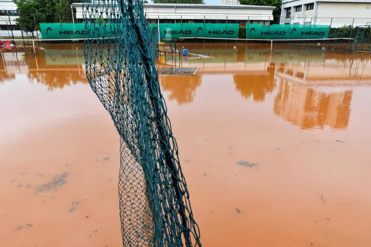 Poplavljeni teniski tereni u Zagrebu nakon nevremena vi&scaron;e nalikuju jezeru