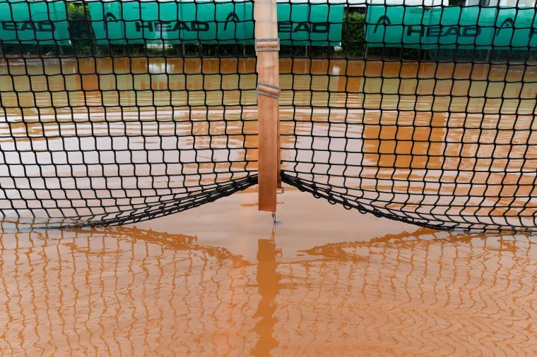 Poplavljeni teniski tereni u Zagrebu nakon nevremena vi&scaron;e nalikuju jezeru