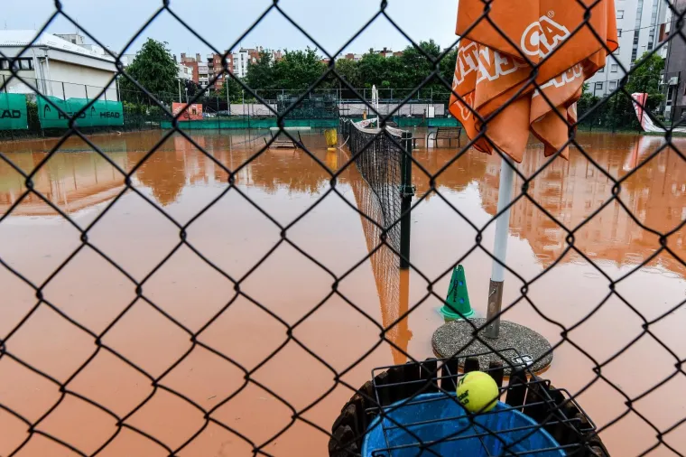Poplavljeni teniski tereni u Zagrebu nakon nevremena vi&scaron;e nalikuju jezeru
