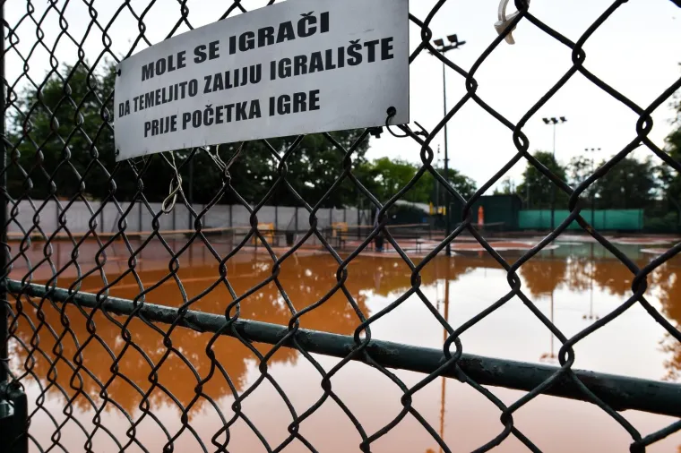 Poplavljeni teniski tereni u Zagrebu nakon nevremena vi&scaron;e nalikuju jezeru