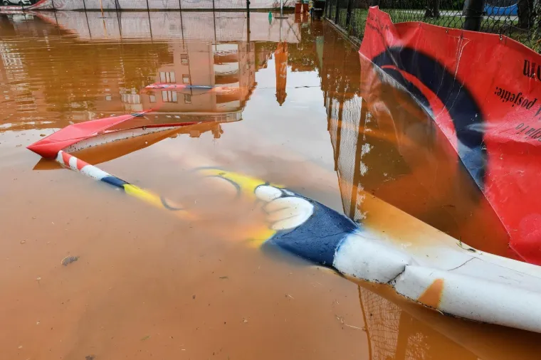 Poplavljeni teniski tereni u Zagrebu nakon nevremena vi&scaron;e nalikuju jezeru