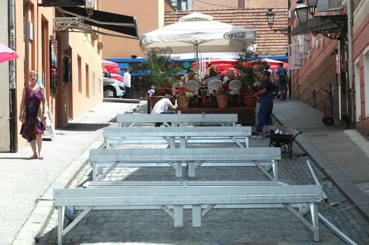 Pri vrhu Skalinske ulice u Zagrebu već je postavljena i u funkciji jedna terasa, a u ostatku ulice majstori užurbano postavljaju metalne konstrukcije za preostale terase.
