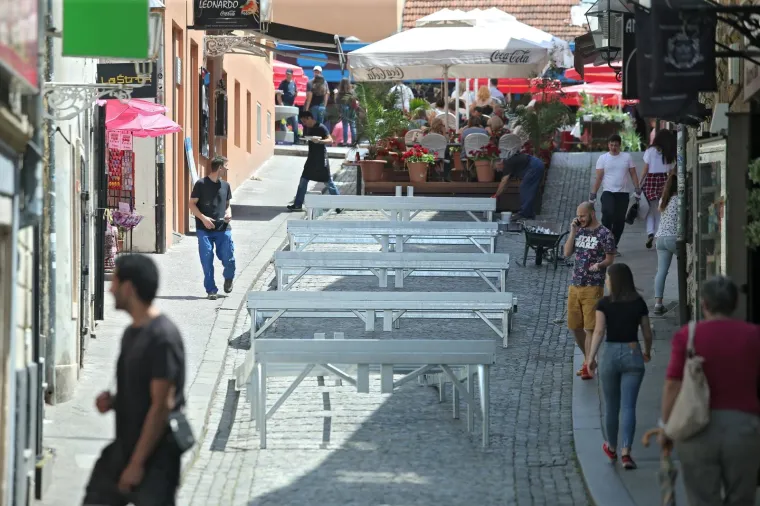 NA VRHU SKALINSKE JEDNA TERASA VEĆ U FUNKCIJI: Užurbano se postavljaju metalne konstrukcije i u ostatku ulice