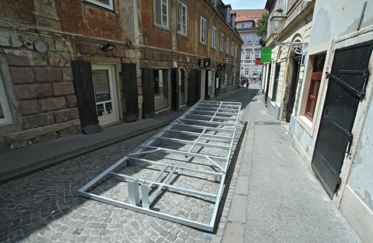 NA VRHU SKALINSKE JEDNA TERASA VEĆ U FUNKCIJI: Užurbano se postavljaju metalne konstrukcije i u ostatku ulice
