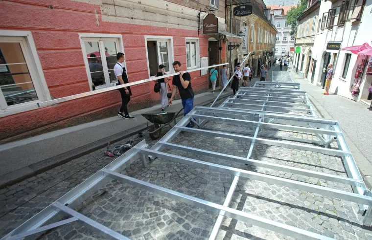 NA VRHU SKALINSKE JEDNA TERASA VEĆ U FUNKCIJI: Užurbano se postavljaju metalne konstrukcije i u ostatku ulice