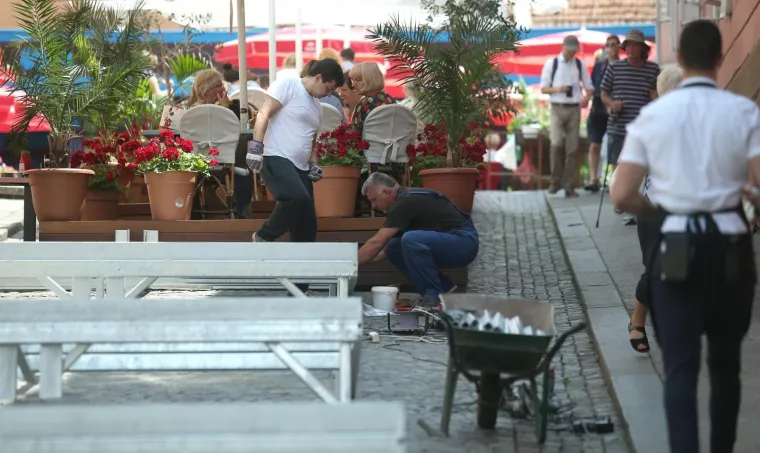 NA VRHU SKALINSKE JEDNA TERASA VEĆ U FUNKCIJI: Užurbano se postavljaju metalne konstrukcije i u ostatku ulice