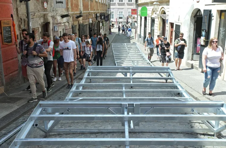 NA VRHU SKALINSKE JEDNA TERASA VEĆ U FUNKCIJI: Užurbano se postavljaju metalne konstrukcije i u ostatku ulice