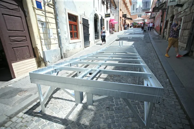NA VRHU SKALINSKE JEDNA TERASA VEĆ U FUNKCIJI: Užurbano se postavljaju metalne konstrukcije i u ostatku ulice