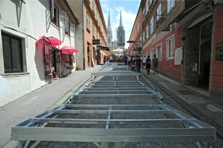 NA VRHU SKALINSKE JEDNA TERASA VEĆ U FUNKCIJI: Užurbano se postavljaju metalne konstrukcije i u ostatku ulice