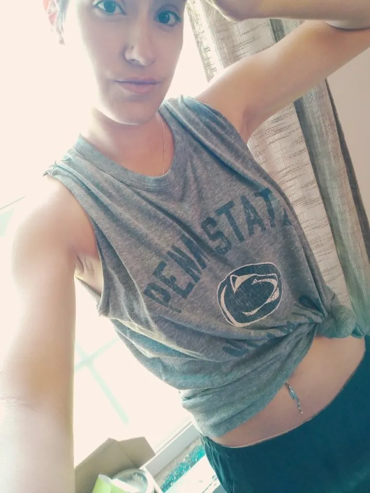 Amerikanaca nema na ovom svjetskom prvenstvu, a i navijačice su malo izgubljene u tom njima nepoznatom sportu ali i dalje ne žele propustiti priliku da pokažu koliko su vatrene