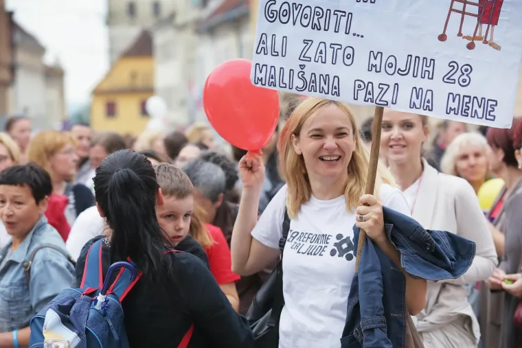 Oko 400 zaposlenika u predškolskom odgoju, kulturi i medijima prosvjedovali su u četvrtak na zagrebačkom Trgu sv. Marka protiv podizanja dobi za umirovljenje iznad 65 godina starosti, a prosvjed "Za dostojanstveni rad i starost - ne radu do 67" organizirao je Sindikat obrazovanja, medija i kulture Hrvatske (SOMK), udružen u Savez samostalnih sindikata Hrvatske (SSSH). (Hina)