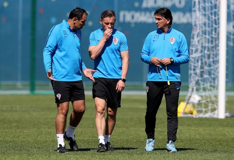 Dejan Lovren propustio je u srijedu trening, &scaron;to je zabrinulo navijače je je branič Liverpoola stup na&scaron;e obrane. 

Liječnici su objasnili da je propustio trening iz predostrožnosti. Dan kasnije opet se pridružio suigračima na travnjaku.