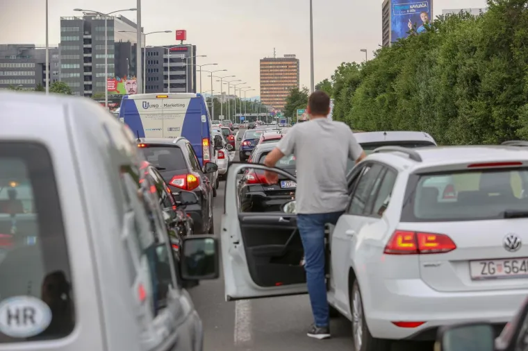 Prometni kolaps zbog prosvjeda protiv visokih cijena goriva