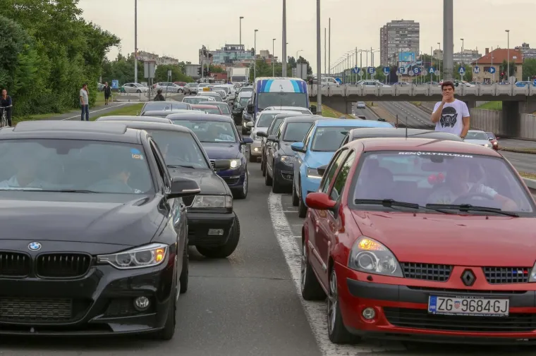 Prometni kolaps zbog prosvjeda protiv visokih cijena goriva