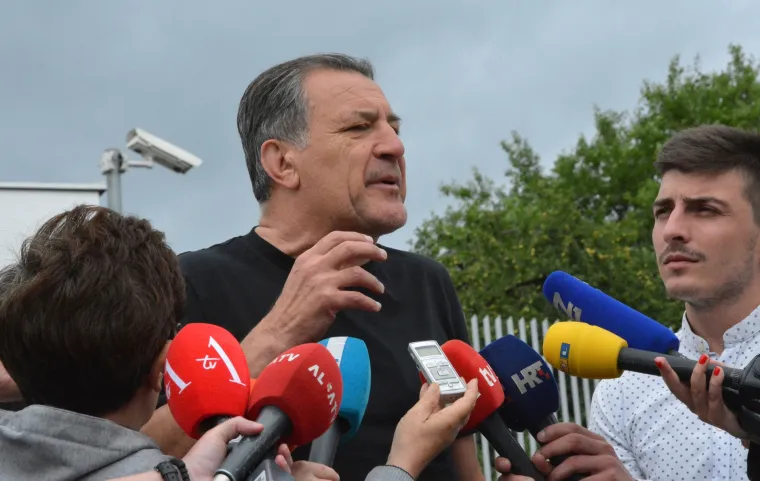 Nakon &scaron;to je jučer u Međugorju priveden, Zdravko Mamić se u 10 sati pojavio na zakazanom roči&scaron;tu pred Sudom BiH gdje se održalo saslu&scaron;anje o izručenju koje je zatražila Republika Hrvatska. Dinamov savjetnik usprotivio se izručenju Hrvatskoj, a iza podneva je pu&scaron;ten na slobodu. Pred njega je do&scaron;ao brat Zoran Mamić