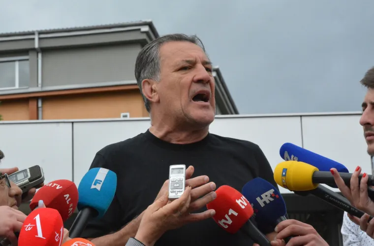 Nakon &scaron;to je jučer u Međugorju priveden, Zdravko Mamić se u 10 sati pojavio na zakazanom roči&scaron;tu pred Sudom BiH gdje se održalo saslu&scaron;anje o izručenju koje je zatražila Republika Hrvatska. Dinamov savjetnik usprotivio se izručenju Hrvatskoj, a iza podneva je pu&scaron;ten na slobodu. Pred njega je do&scaron;ao brat Zoran Mamić