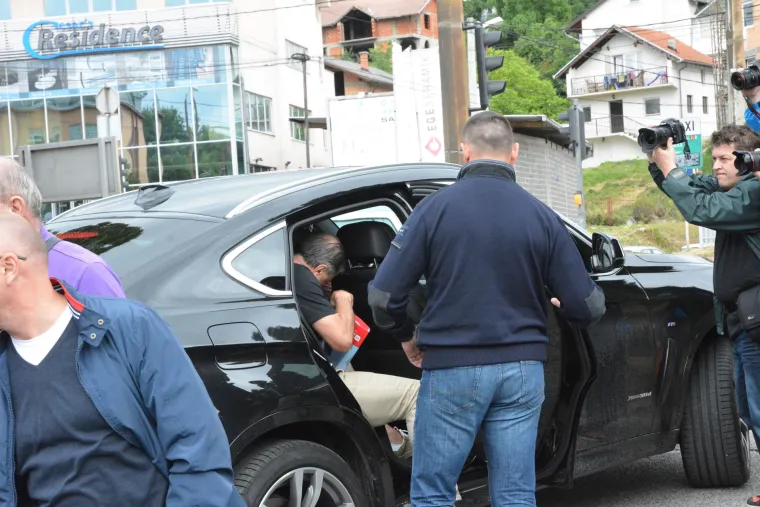 Nakon &scaron;to je jučer u Međugorju priveden, Zdravko Mamić se u 10 sati pojavio na zakazanom roči&scaron;tu pred Sudom BiH gdje se održalo saslu&scaron;anje o izručenju koje je zatražila Republika Hrvatska. Dinamov savjetnik usprotivio se izručenju Hrvatskoj, a iza podneva je pu&scaron;ten na slobodu. Pred njega je do&scaron;ao brat Zoran Mamić