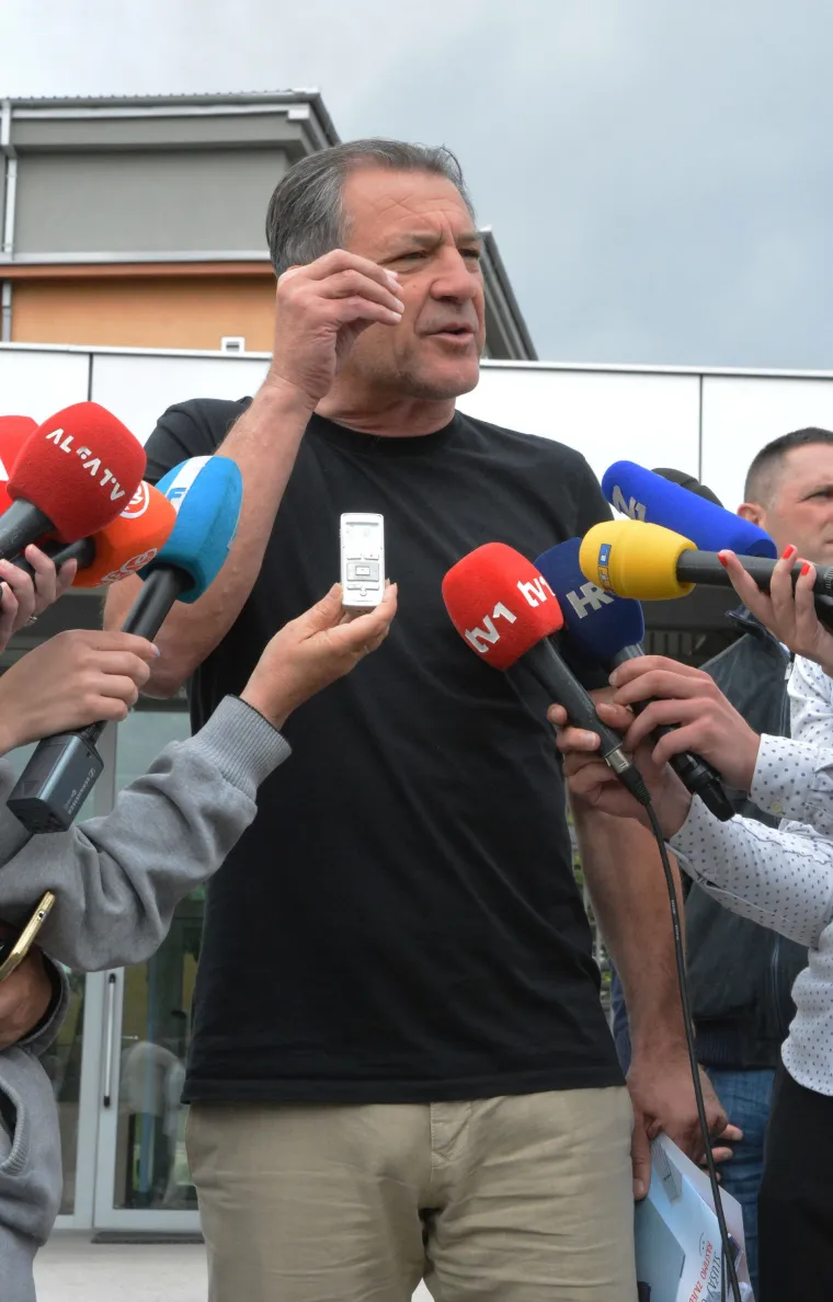 Nakon &scaron;to je jučer u Međugorju priveden, Zdravko Mamić se u 10 sati pojavio na zakazanom roči&scaron;tu pred Sudom BiH gdje se održalo saslu&scaron;anje o izručenju koje je zatražila Republika Hrvatska. Dinamov savjetnik usprotivio se izručenju Hrvatskoj, a iza podneva je pu&scaron;ten na slobodu. Pred njega je do&scaron;ao brat Zoran Mamić