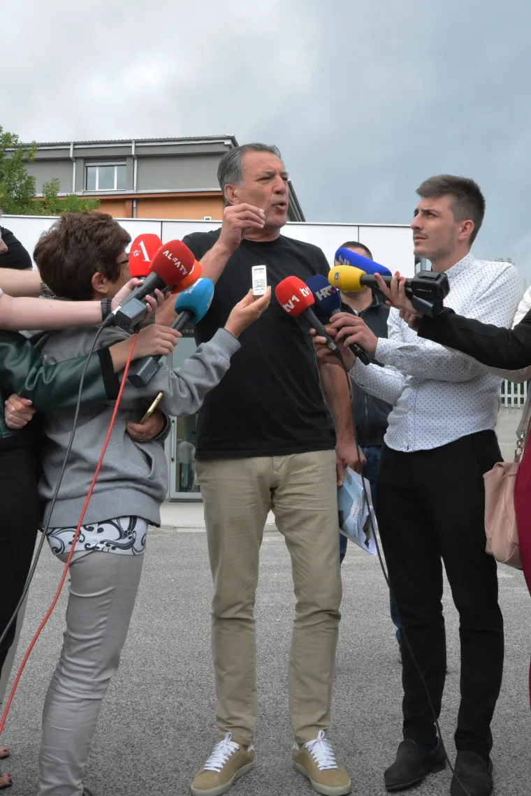 Nakon &scaron;to je jučer u Međugorju priveden, Zdravko Mamić se u 10 sati pojavio na zakazanom roči&scaron;tu pred Sudom BiH gdje se održalo saslu&scaron;anje o izručenju koje je zatražila Republika Hrvatska. Dinamov savjetnik usprotivio se izručenju Hrvatskoj, a iza podneva je pu&scaron;ten na slobodu. Pred njega je do&scaron;ao brat Zoran Mamić