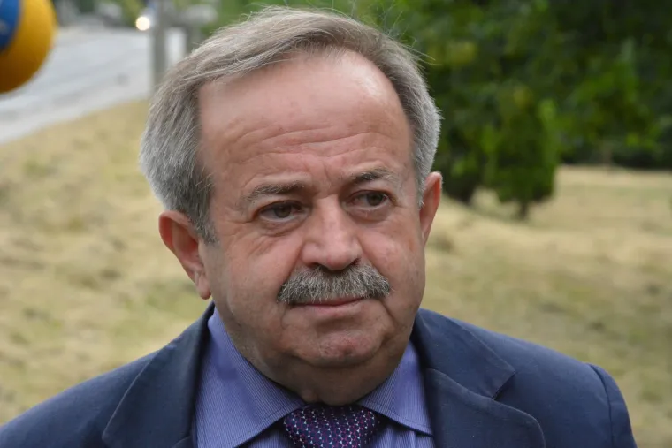 Nakon &scaron;to je jučer u Međugorju priveden, Zdravko Mamić se u 10 sati pojavio na zakazanom roči&scaron;tu pred Sudom BiH gdje se održalo saslu&scaron;anje o izručenju koje je zatražila Republika Hrvatska. Dinamov savjetnik usprotivio se izručenju Hrvatskoj, a iza podneva je pu&scaron;ten na slobodu. Pred njega je do&scaron;ao brat Zoran Mamić