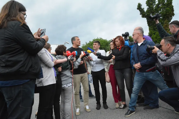 Nakon &scaron;to je jučer u Međugorju priveden, Zdravko Mamić se u 10 sati pojavio na zakazanom roči&scaron;tu pred Sudom BiH gdje se održalo saslu&scaron;anje o izručenju koje je zatražila Republika Hrvatska. Dinamov savjetnik usprotivio se izručenju Hrvatskoj, a iza podneva je pu&scaron;ten na slobodu. Pred njega je do&scaron;ao brat Zoran Mamić