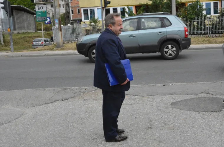 Nakon &scaron;to je jučer u Međugorju priveden, Zdravko Mamić se u 10 sati pojavio na zakazanom roči&scaron;tu pred Sudom BiH gdje se održalo saslu&scaron;anje o izručenju koje je zatražila Republika Hrvatska. Dinamov savjetnik usprotivio se izručenju Hrvatskoj, a iza podneva je pu&scaron;ten na slobodu. Pred njega je do&scaron;ao brat Zoran Mamić