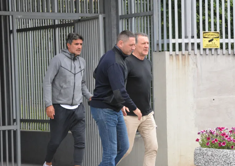 Nakon &scaron;to je jučer u Međugorju priveden, Zdravko Mamić se u 10 sati pojavio na zakazanom roči&scaron;tu pred Sudom BiH gdje se održalo saslu&scaron;anje o izručenju koje je zatražila Republika Hrvatska. Dinamov savjetnik usprotivio se izručenju Hrvatskoj, a iza podneva je pu&scaron;ten na slobodu. Pred njega je do&scaron;ao brat Zoran Mamić