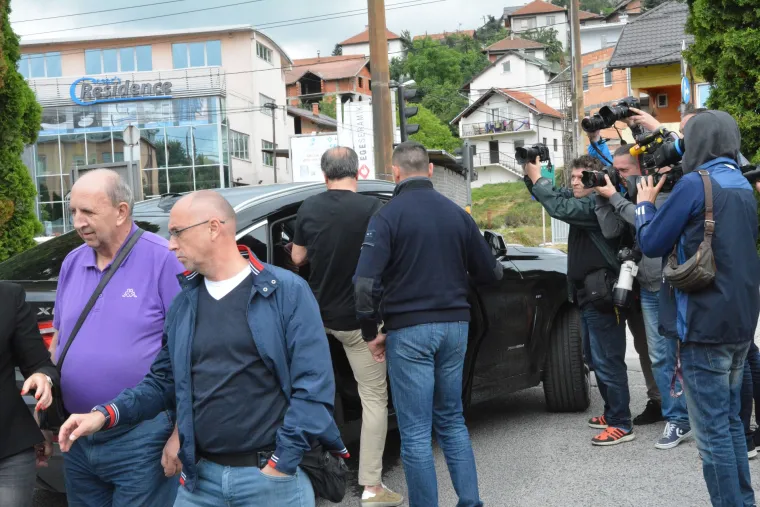 Nakon &scaron;to je jučer u Međugorju priveden, Zdravko Mamić se u 10 sati pojavio na zakazanom roči&scaron;tu pred Sudom BiH gdje se održalo saslu&scaron;anje o izručenju koje je zatražila Republika Hrvatska. Dinamov savjetnik usprotivio se izručenju Hrvatskoj, a iza podneva je pu&scaron;ten na slobodu. Pred njega je do&scaron;ao brat Zoran Mamić