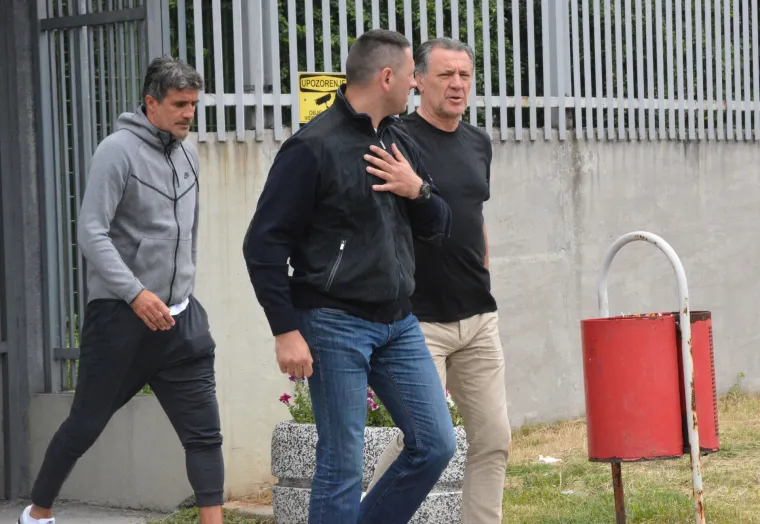 Nakon &scaron;to je jučer u Međugorju priveden, Zdravko Mamić se u 10 sati pojavio na zakazanom roči&scaron;tu pred Sudom BiH gdje se održalo saslu&scaron;anje o izručenju koje je zatražila Republika Hrvatska. Dinamov savjetnik usprotivio se izručenju Hrvatskoj, a iza podneva je pu&scaron;ten na slobodu. Pred njega je do&scaron;ao brat Zoran Mamić