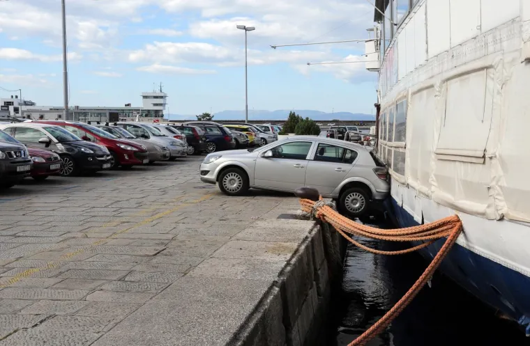 ONO KAD SI MALO ZABORAVAN: Neoprezni vlasnik vi&scaron;e nikad neće napustiti auto bez da podigne ručnu