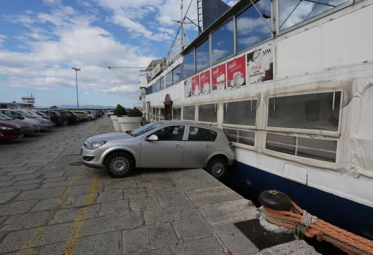 ONO KAD SI MALO ZABORAVAN: Neoprezni vlasnik vi&scaron;e nikad neće napustiti auto bez da podigne ručnu