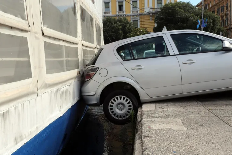 ONO KAD SI MALO ZABORAVAN: Neoprezni vlasnik vi&scaron;e nikad neće napustiti auto bez da podigne ručnu
