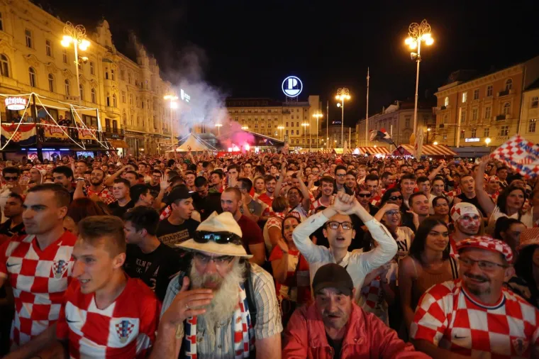 Tisuće navijača su diljem Hrvatske pratili prvi dvoboj Vatrenih na SP-u.