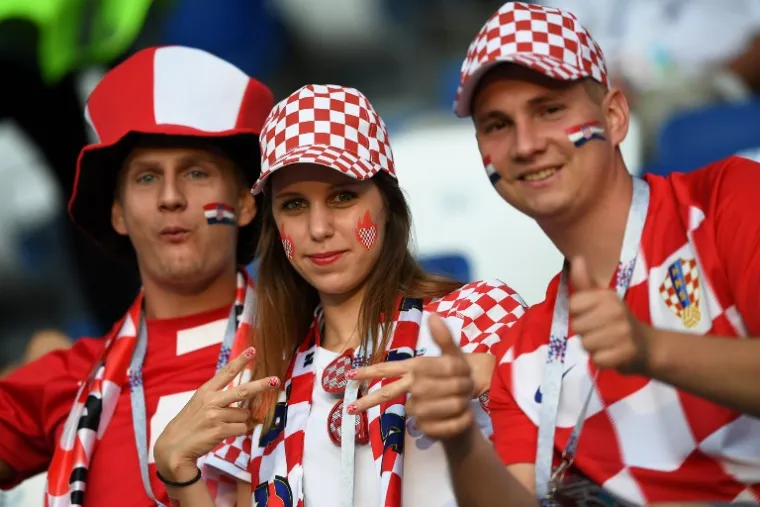 VATRENI IMALI ŽESTOKU PODR&Scaron;KU S TRIBINA: Tisuće hrvatskih navijača nosilo Modrića i dru&scaron;tvo do pobjede